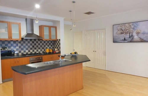 Hampton Park House | House on the Heights - 4 B/R House near Mornington Peninsula