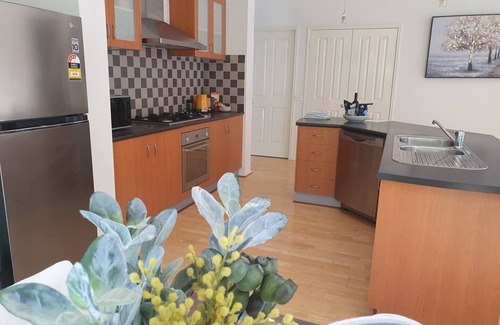 Hampton Park House | House on the Heights - 4 B/R House near Mornington Peninsula