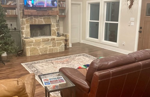 Era House | House on the Hilln3/2 house with scenic views outside Decatur with AC, WiFi.