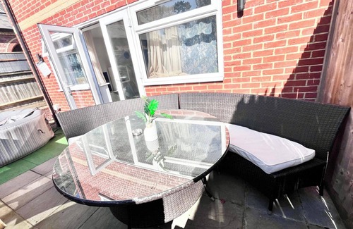 Petham House | House - Sleeps 12 - Hot tub - Pool table - Parking