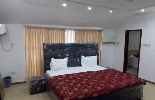 Mushin Apartment | House - Sleeps 6 & Free Parking