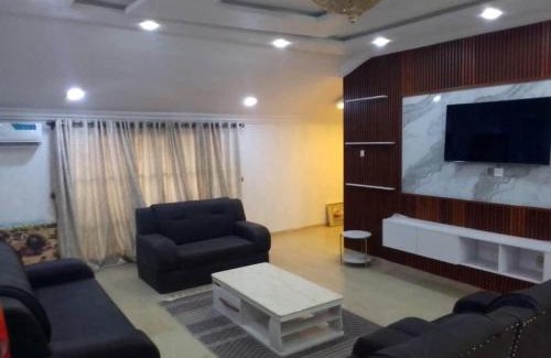 Mushin Apartment | House - Sleeps 6 & Free Parking
