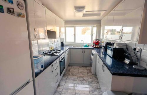 Andover House | House - Sleeps 8 - Pet friendly - Garden - Parking