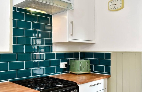 Roath House | House - Sleeps up to 9 & Free parking