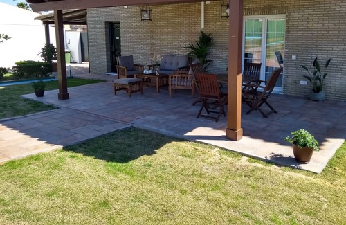 El Puerto de Santa Maria Villa | House with tennis court and pool next to the beach
