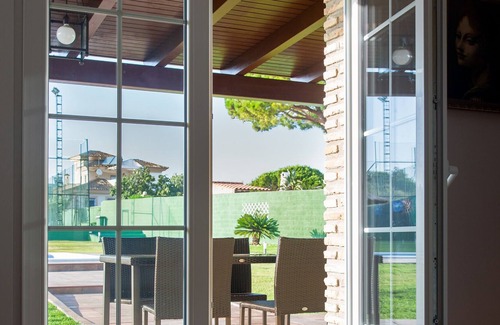 El Puerto de Santa Maria Villa | House with tennis court and pool next to the beach