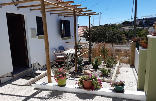 Cascais Ski Chalet | House with a fenced garden in Estoril