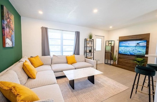 Biscayne Park House | HOUSE WITH A HOT TUB ! ONLY 10 MINS TO THE BEACH