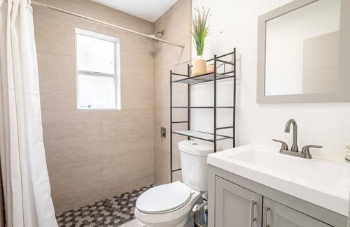 Biscayne Park House | HOUSE WITH A HOT TUB ! ONLY 10 MINS TO THE BEACH