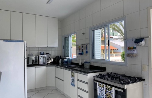 Enseada House | House with swimming pool on the seafront. Air conditioning and TV in all rooms.