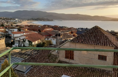 A Porqueira House | House with garden 200 meters from the beach of Panjon in the center of town, with beautiful views of the sea, recently renovated both internally and externally in June.