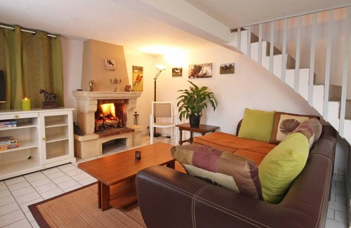 Montabard Cottage | House with garden, pets allowed in a stud farm