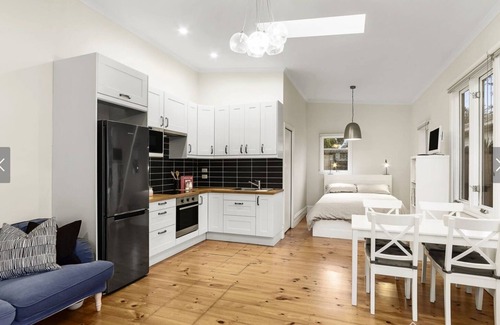 Cheltenham House | House with Large Garden and Backyard Studio