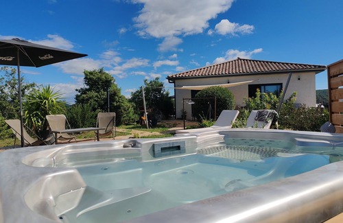 Lagorce House | House with private Jacuzzi