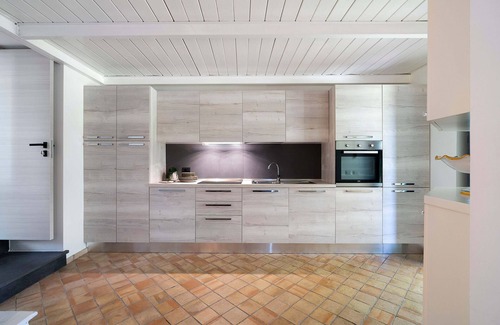 Stazzo Apartment | House with terrace and direct access to the sea. Shared pool.