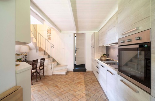 Stazzo Apartment | House with terrace and direct access to the sea. Shared pool.