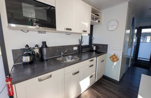 Bad Bederkesa House | Houseboat 7 Starfish. Picturesque by the lake and unconventional.