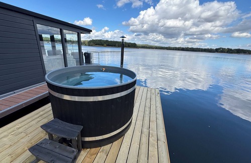 Middelaar Ski Chalet | Houseboat Marina Mookerplas 4-6 persons (with Hottub)