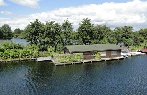 Vinkenkade Boat Rental | Houseboat with beautiful view.