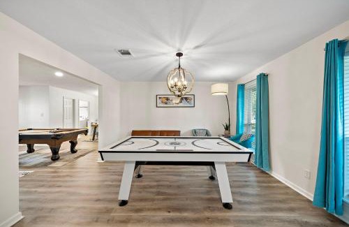 Ponderosa Forest House | Houston Stay Game Room Bbq Yard Sleeps 16