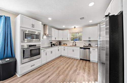 Ponderosa Forest House | Houston Stay Game Room Bbq Yard Sleeps 16
