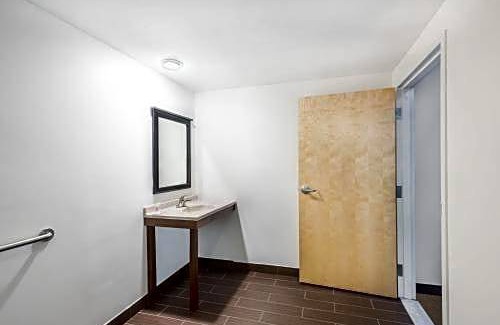 Wollaston Hotel | Howard Johnson by Wyndham Quincy/ Boston