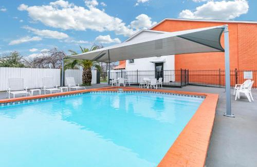 New Braunfels Hotel | Howard Johnson by Wyndham Near Schlitterbahn