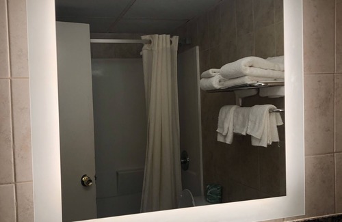 Industry Hotel | Howard Johnson by Wyndham North Bergen