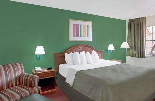 Fort Myers Hotel | Howard Johnson by Wyndham Ft Myers FL