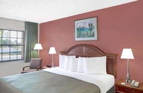 Fort Myers Hotel | Howard Johnson by Wyndham Ft Myers FL