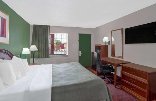 Fort Myers Hotel | Howard Johnson by Wyndham Ft Myers FL
