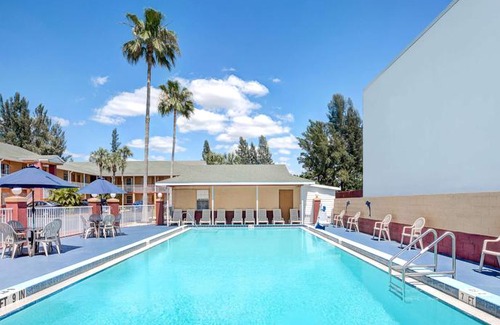 Fort Myers Hotel | Howard Johnson by Wyndham Ft Myers FL