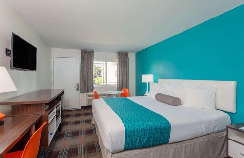 Mission Valley West Hotel | Howard Johnson by Wyndham San Diego Hotel Circle