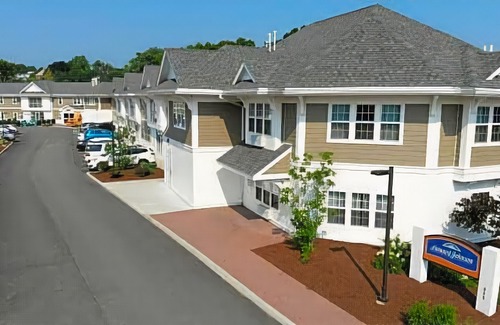 Wollaston Hotel | Howard Johnson by Wyndham Quincy/ Boston