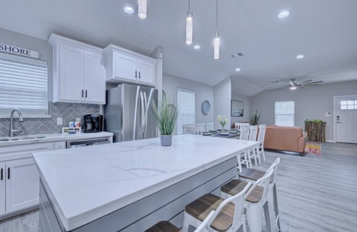 Flour Bluff House | Howdy Holiday: Modern Family Getaway