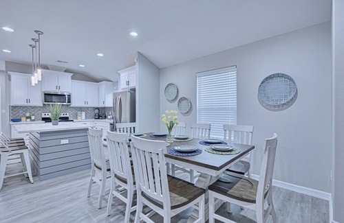 Flour Bluff House | Howdy Holiday: Modern Family Getaway