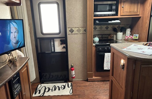 Coulter Sub Mcgee House | Howdy RV & Resort Bryan, 10mi to TX A&M,off Hwy 6. Amenities included, sleeps 5!