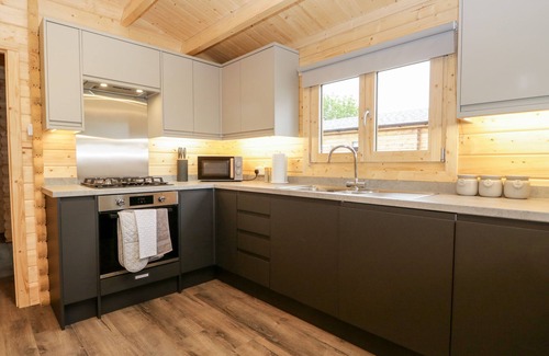 Kendal Cottage | HOWGILLS RETREAT, pet friendly, with open fire in Kirkby Lonsdale