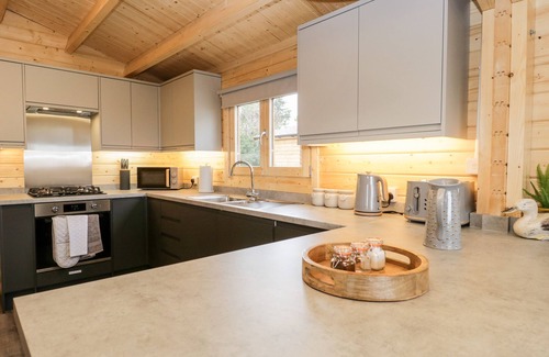 Kendal Cottage | HOWGILLS RETREAT, pet friendly, with open fire in Kirkby Lonsdale