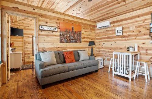 Fredericksburg House | HR Cabin 3- The Little Bear Cabin