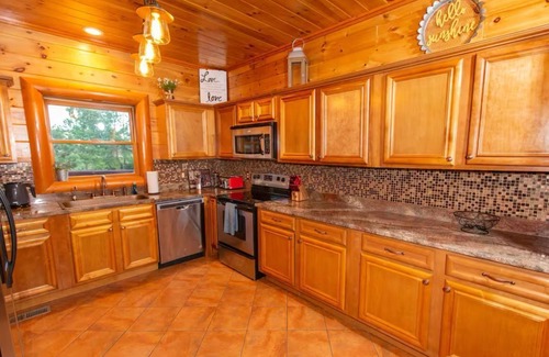 Sevierville Cabin | HtdPool, Arcades, Jacuzzi, ClosetoAction, Kingbeds Sleeps up to 14 guests