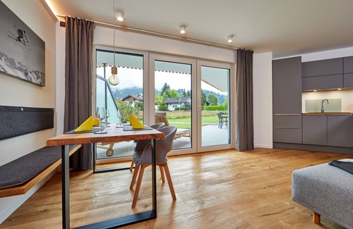 Garmisch-Partenkirchen Apartment | Hubertus 13 - bright flat in modern alpine style with large terrace and garden