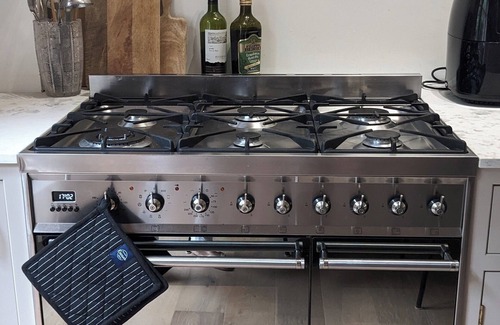 Dover Apartment | Huge 1 bed in Historical Garrison with Dover Castle View & Sea view.