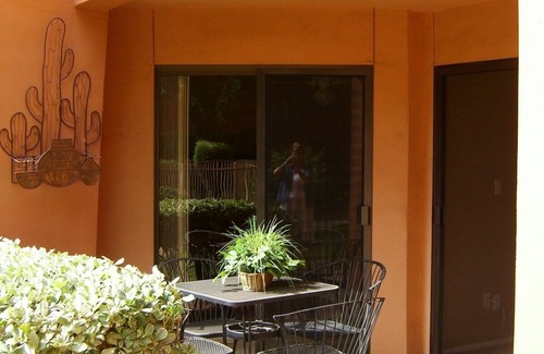 Paradise Valley Village Condo | HUGE 1BR! WiFi, Pools, Fitness! Walk to golf, shops, restaurants