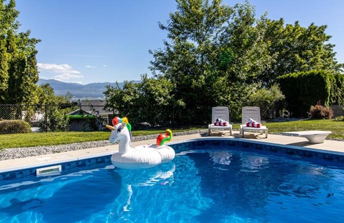 Glenmore House | Huge 5BR Home with Pool, Hot Tub & Games Room