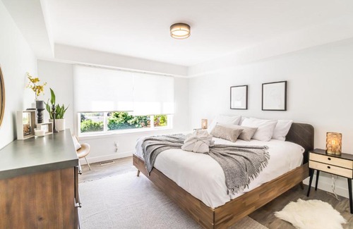 Glenmore House | Huge 5BR Home with Pool, Hot Tub & Games Room