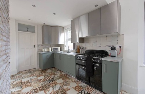 Westcliff-on-Sea House | Huge Family Home! Sleeps 16! Great Location!