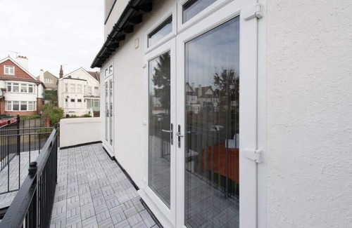 Westcliff-on-Sea House | Huge Family Home! Sleeps 16! Great Location!