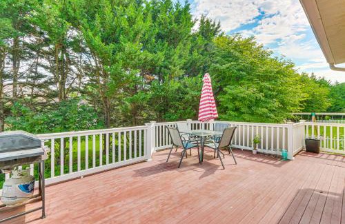 Robinwood House | Huge Hagerstown Home with Deck about 4 Mi to Downtown!