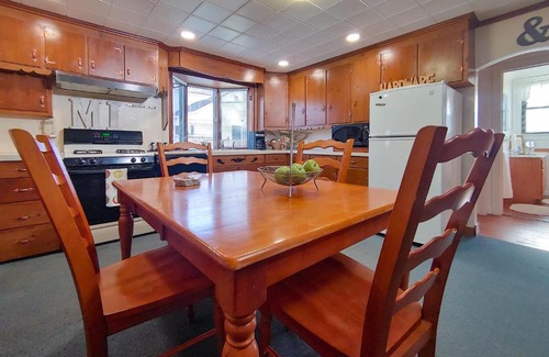 Manistee House | Huge historic, w/large yard & close to beach